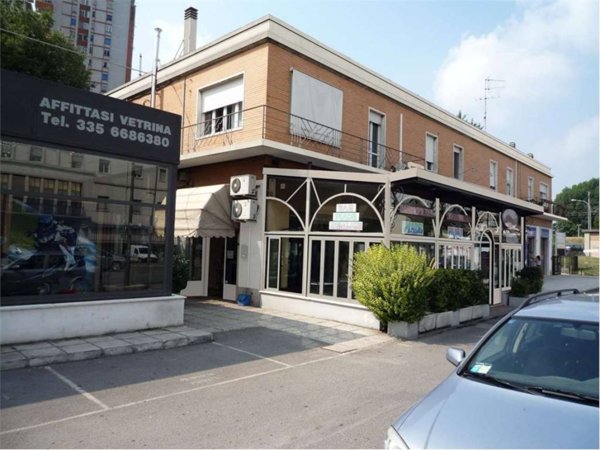 negozio in affitto a Ferrara