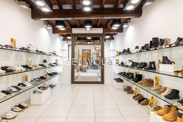 negozio in affitto a Ferrara in zona Centro Storico