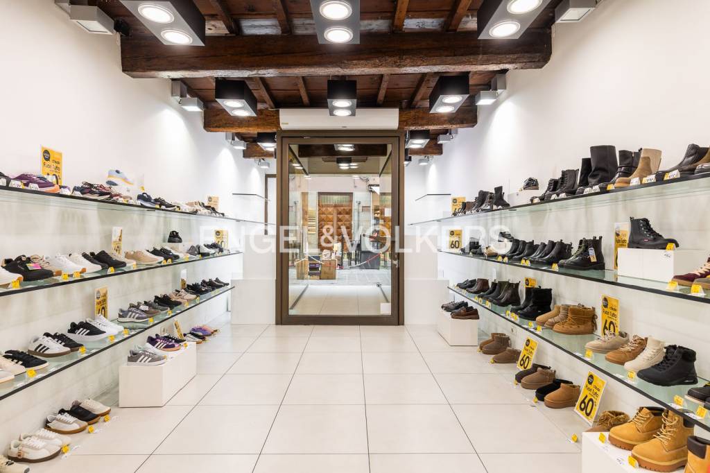 negozio in affitto a Ferrara in zona Centro Storico