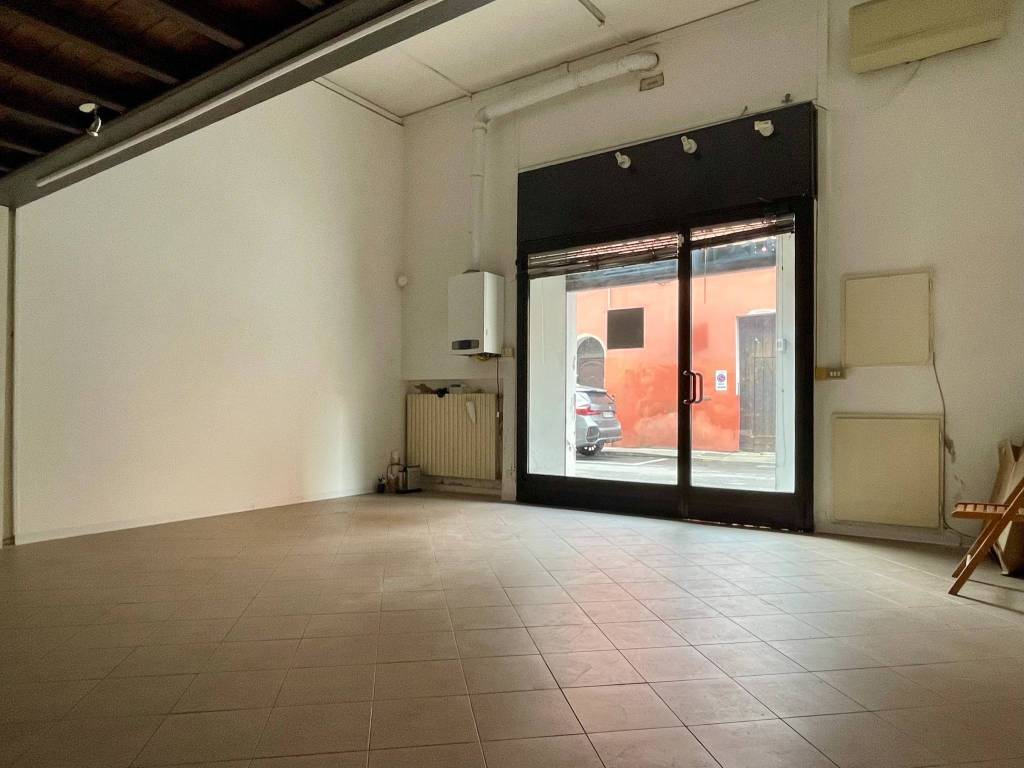 negozio in affitto a Ferrara in zona Centro Storico