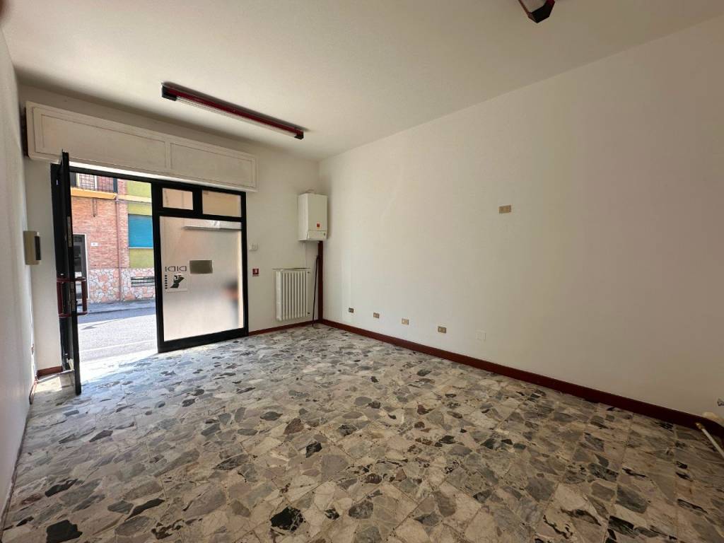 negozio in affitto a Ferrara