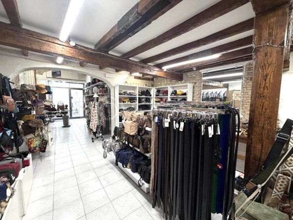 negozio in affitto a Ferrara in zona Centro Storico