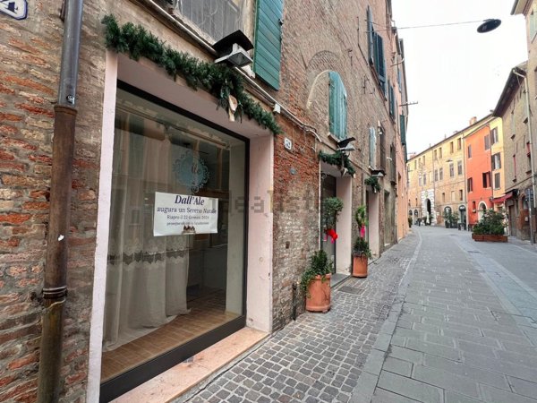 negozio in affitto a Ferrara in zona Centro Storico