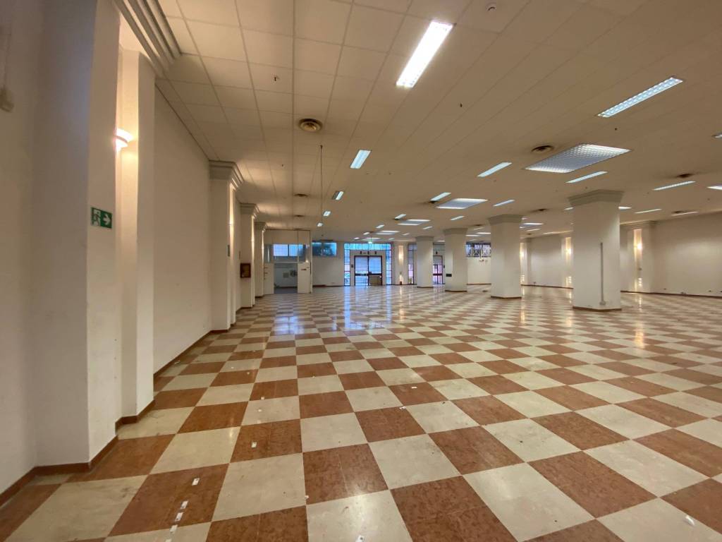 locale commerciale in affitto a Ferrara