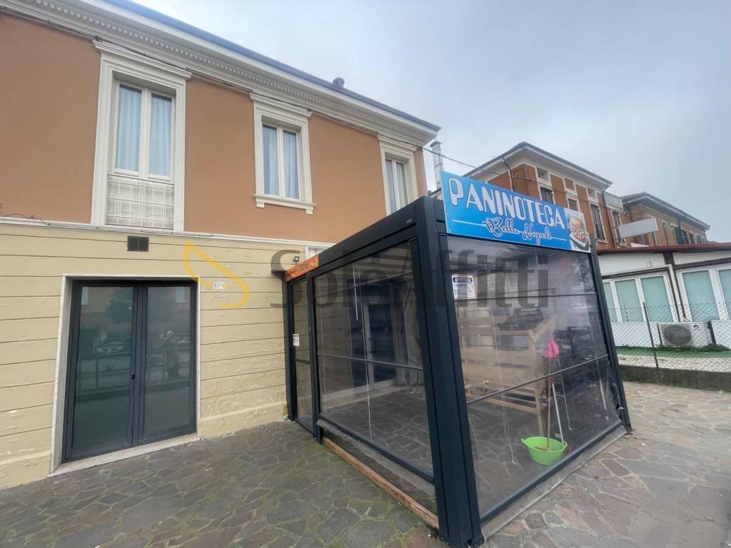 negozio in affitto a Ferrara