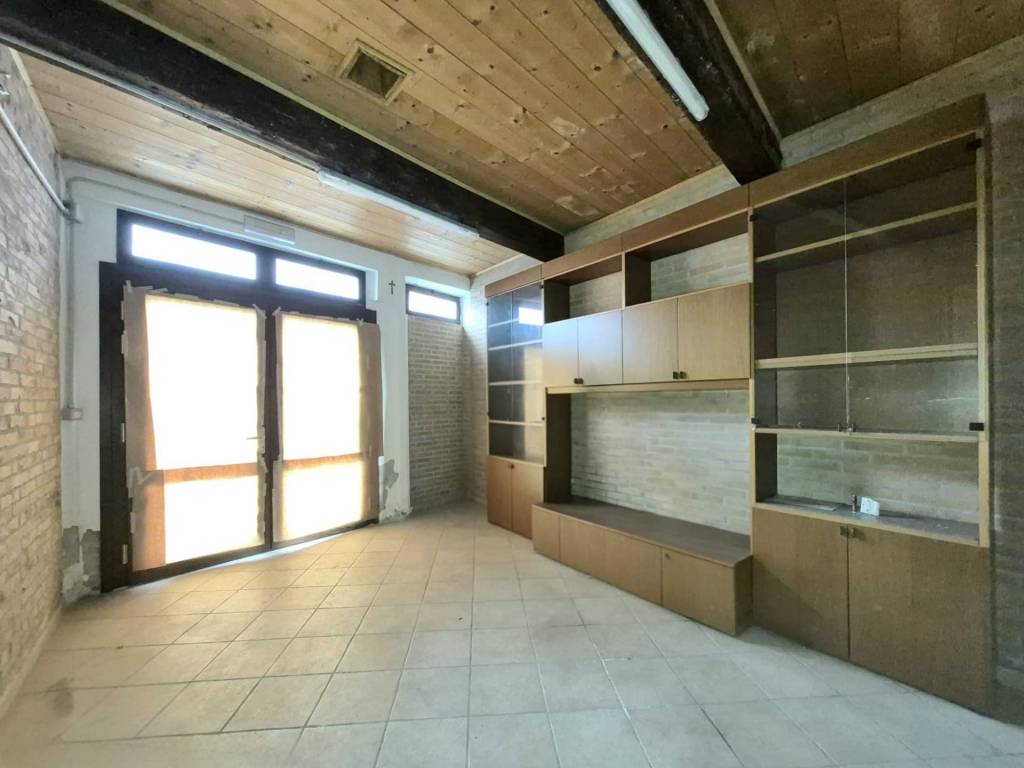 negozio in affitto a Ferrara in zona Centro Storico