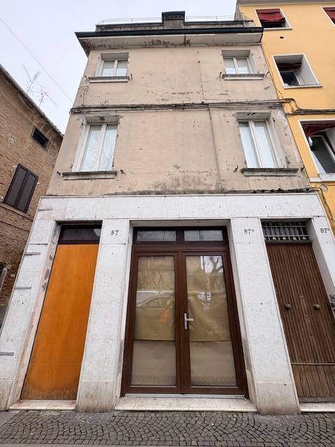 negozio in affitto a Ferrara in zona Centro Storico