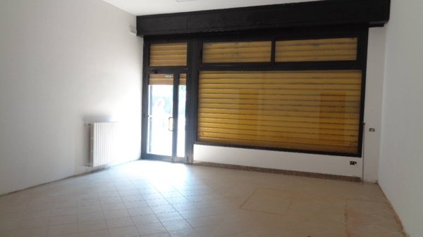 locale commerciale in affitto a Ferrara