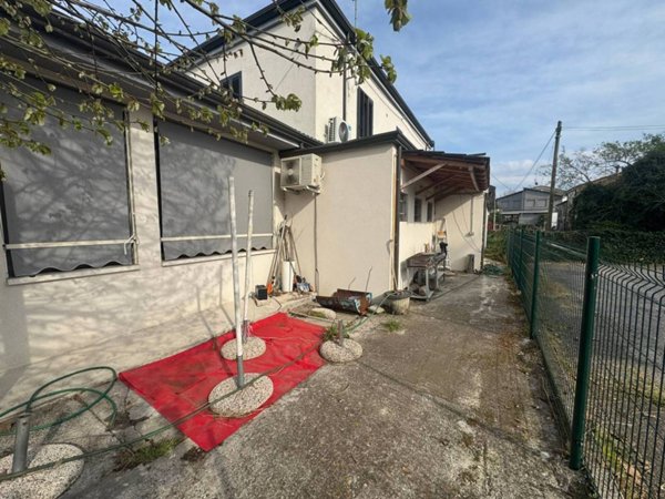 negozio in affitto a Ferrara in zona Correggio