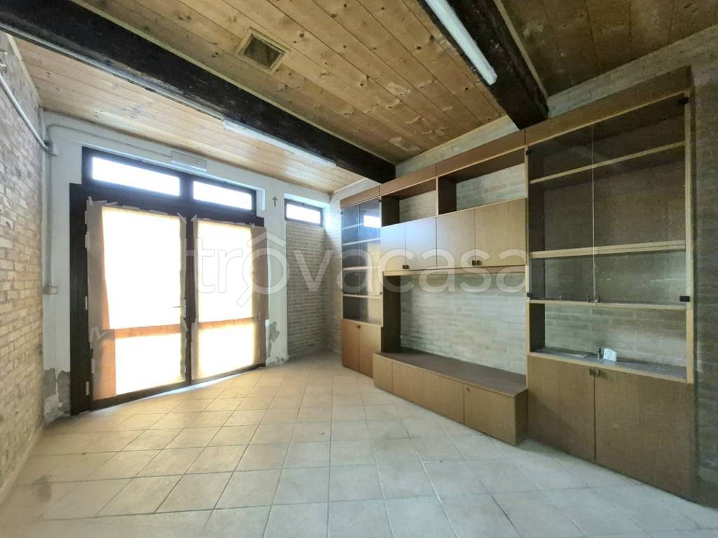 negozio in affitto a Ferrara in zona Centro Storico