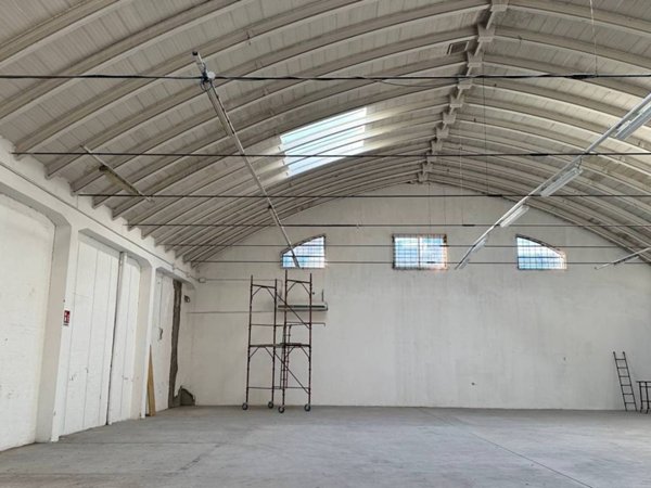 locale commerciale in affitto a Ferrara