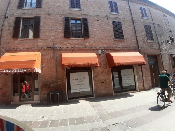 negozio in affitto a Ferrara