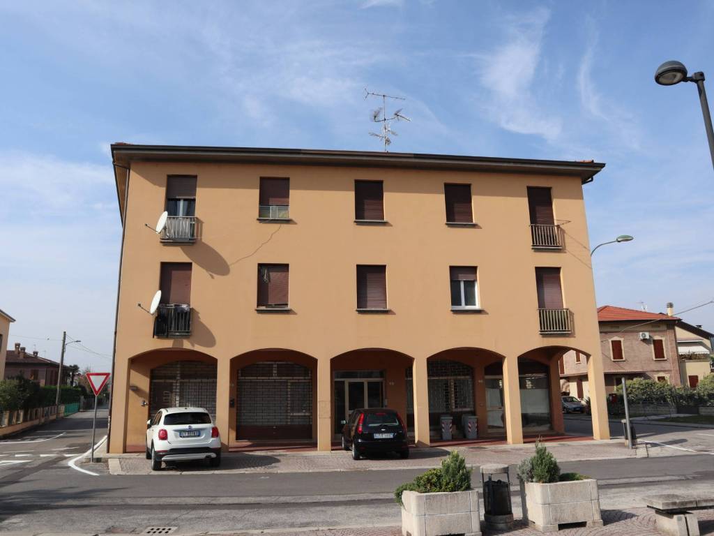 negozio in affitto a Terre del Reno