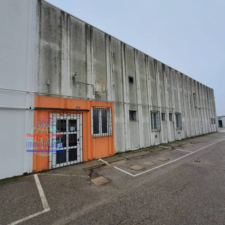 locale commerciale in affitto a Terre del Reno in zona Sant'Agostino