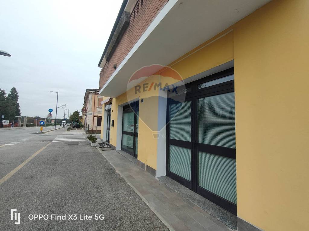negozio in affitto a Terre del Reno in zona Mirabello