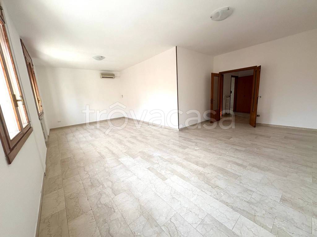 appartamento in affitto a Terre del Reno in zona Mirabello