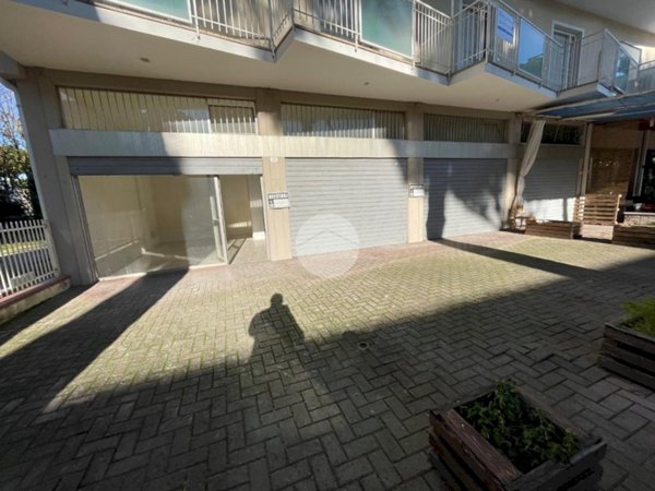 locale commerciale in affitto a Cervia