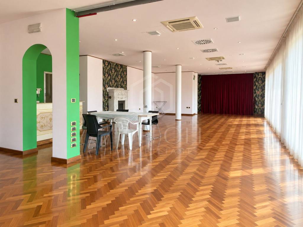 locale commerciale in affitto a Cervia in zona Milano Marittima