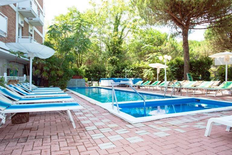 negozio in affitto a Cervia in zona Milano Marittima