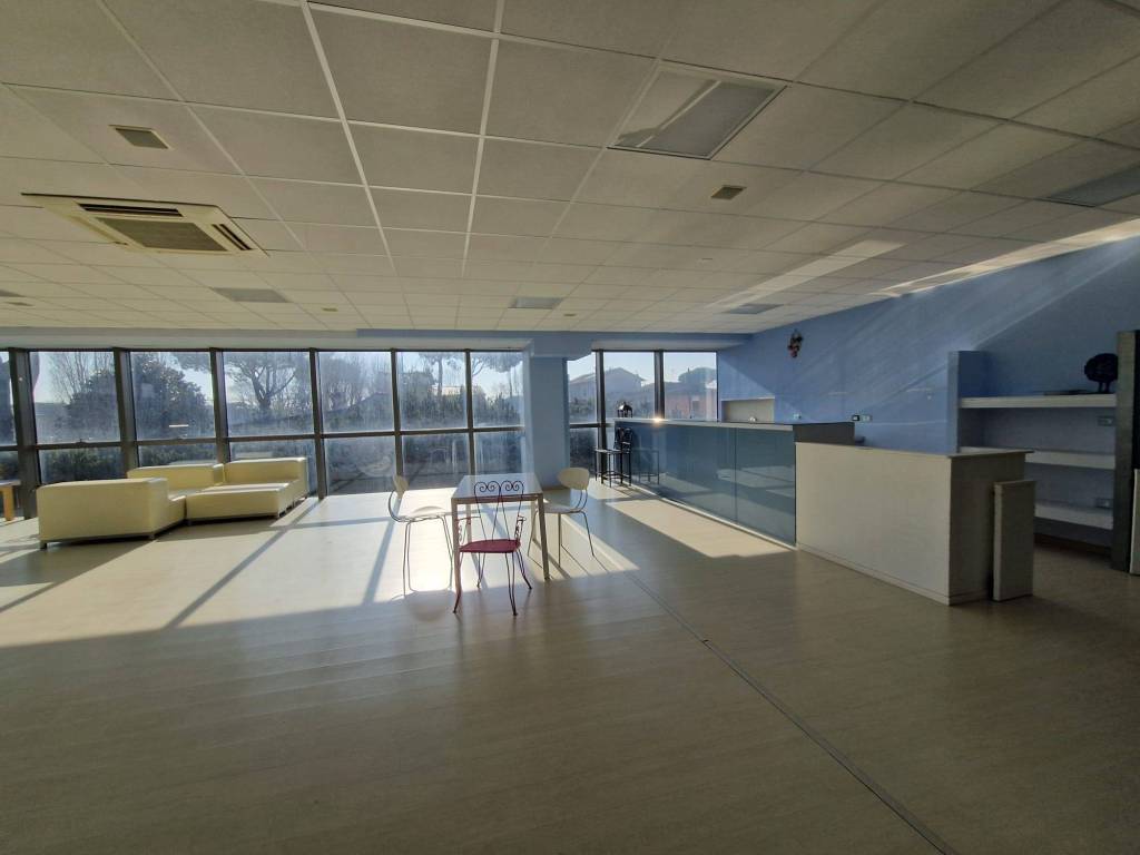 locale commerciale in affitto a Cervia