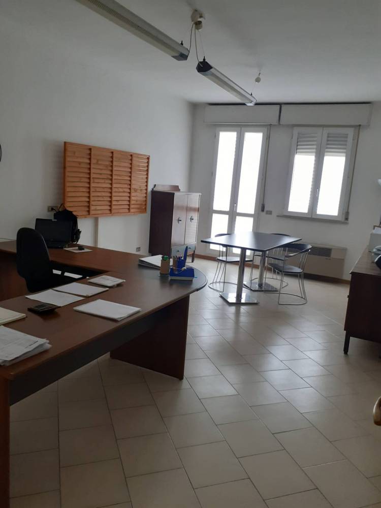 locale commerciale in affitto a Faenza
