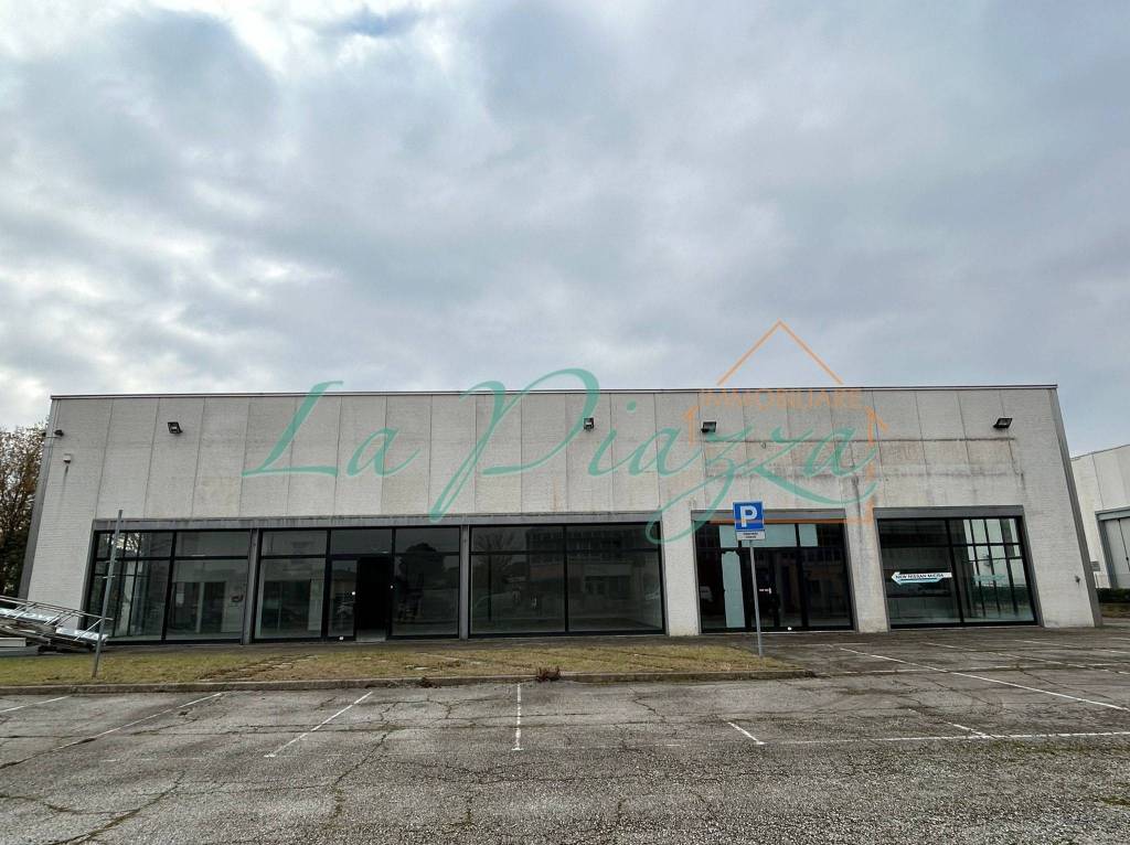locale commerciale in affitto a Faenza