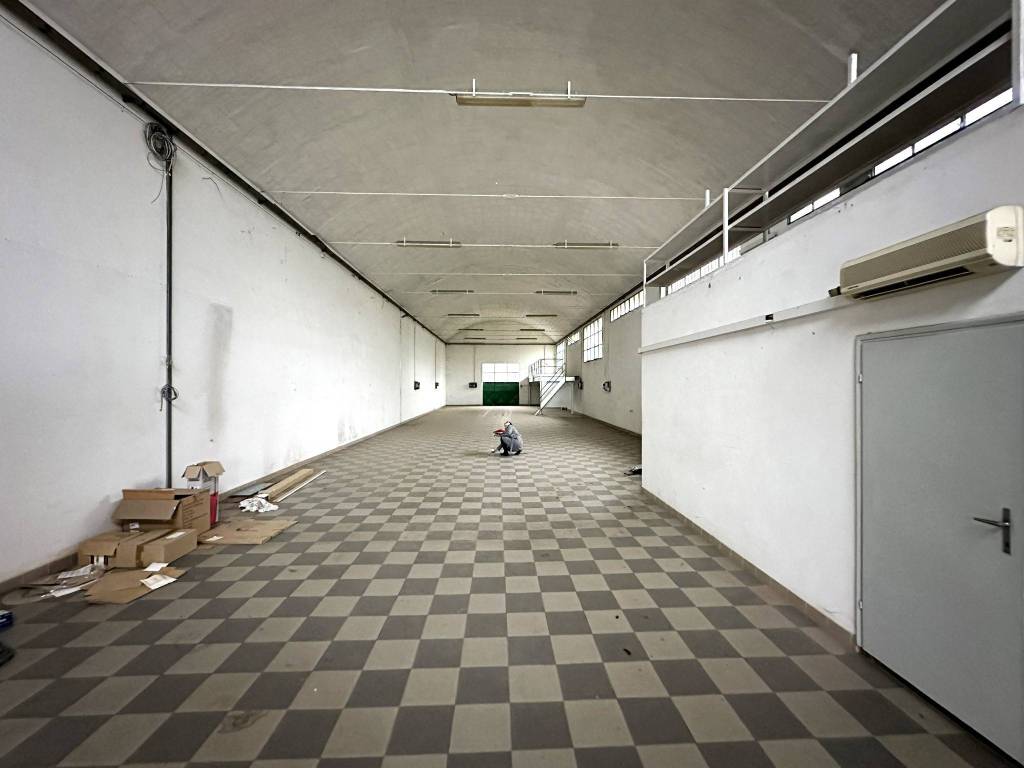 locale commerciale in affitto a Faenza