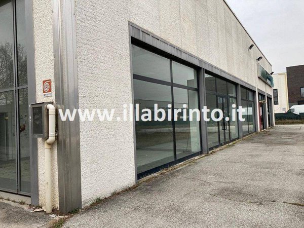 locale commerciale in affitto a Faenza