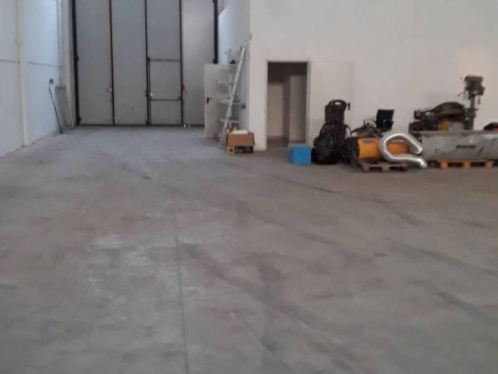 locale commerciale in affitto a Lugo