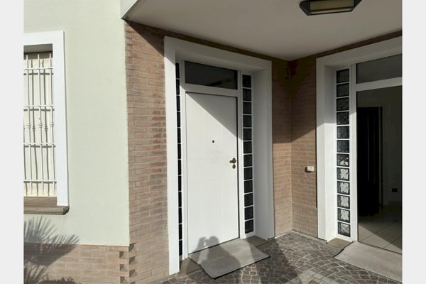 locale commerciale in affitto a Ravenna