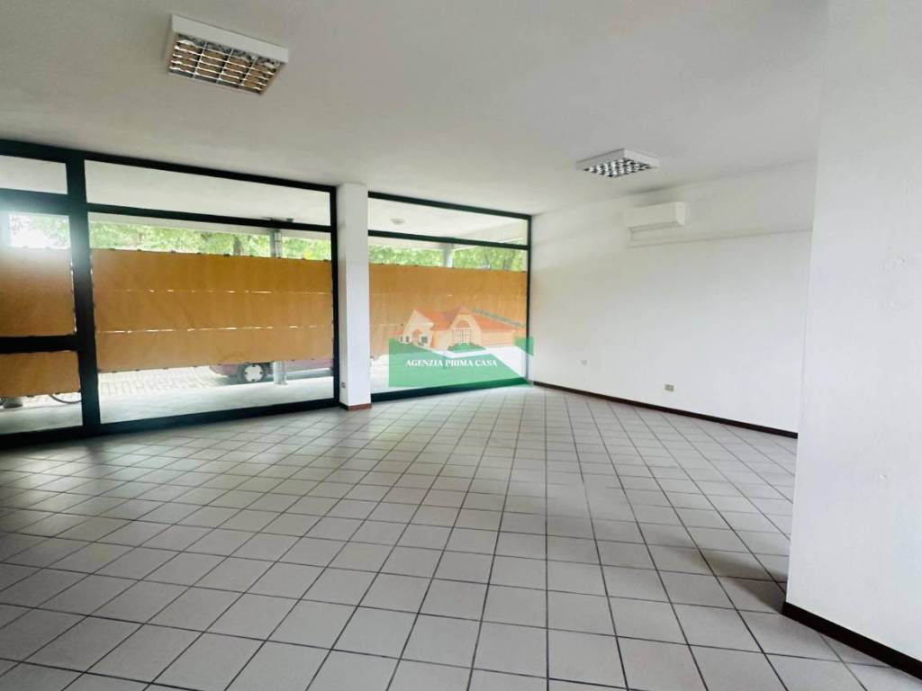 locale commerciale in affitto a Ravenna in zona Classe