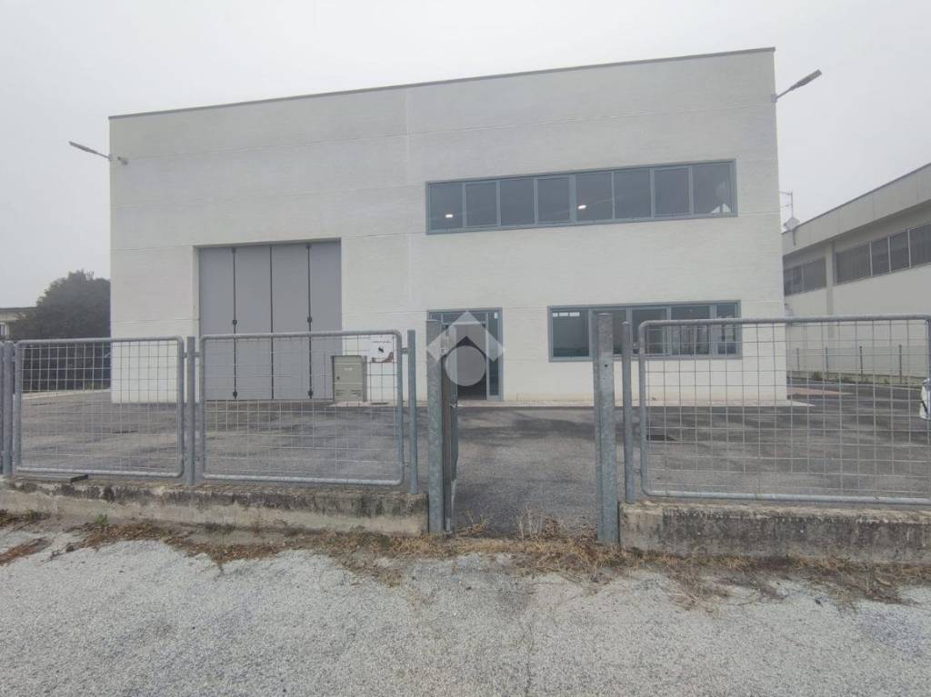 locale commerciale in affitto a Ravenna in zona Roncalceci