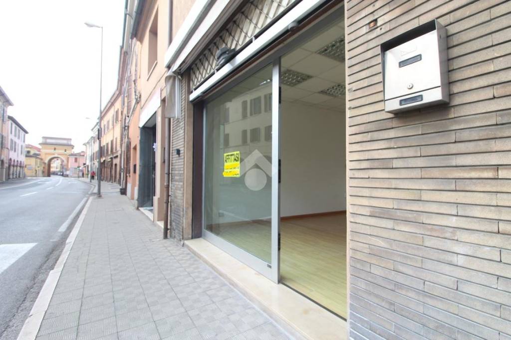 negozio in affitto a Cesena in zona Centro Storico