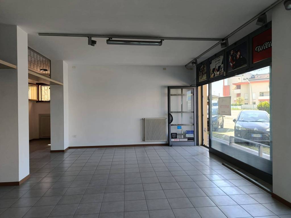 negozio in affitto a Cesena in zona Torre del Moro