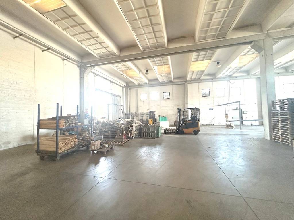 locale commerciale in affitto a Cesena