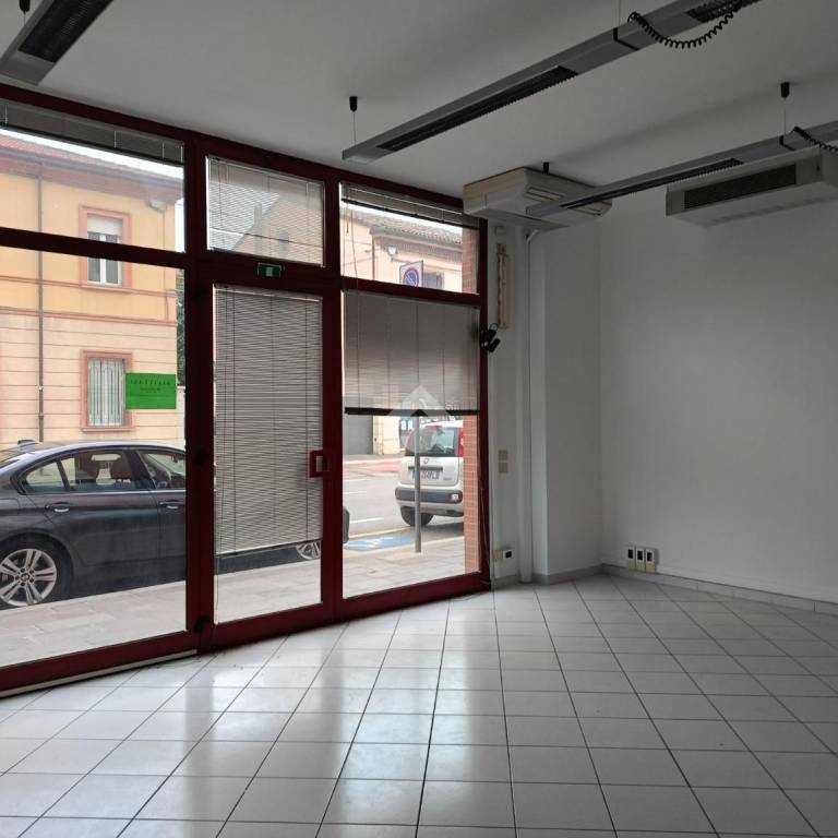 negozio in affitto a Cesena in zona Barriera