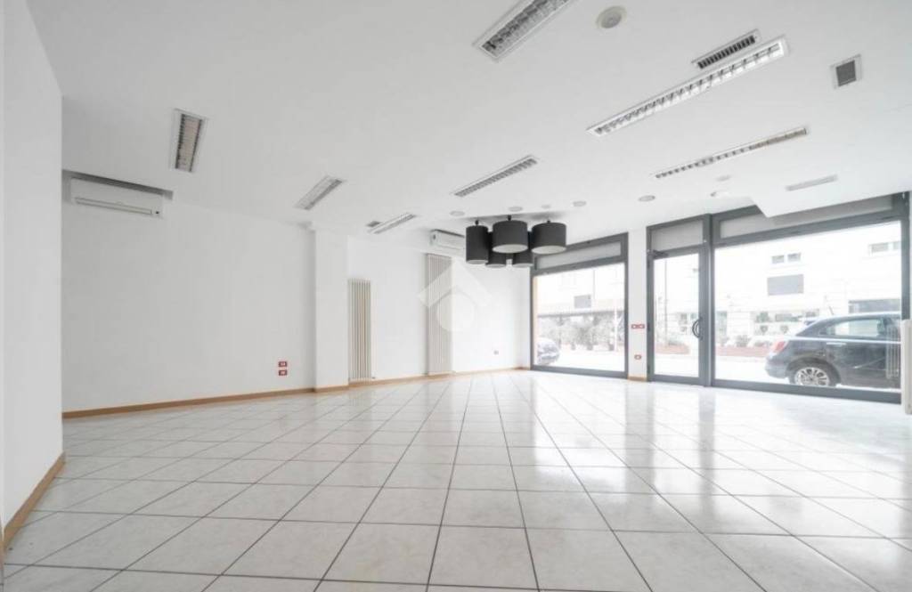 negozio in affitto a Cesena in zona Vigne