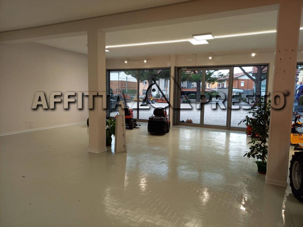 locale commerciale in affitto a Cesena