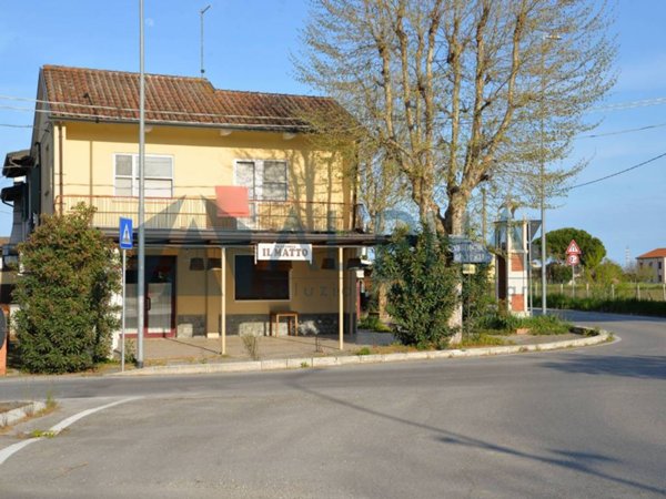 negozio in affitto a Cesenatico in zona Sala