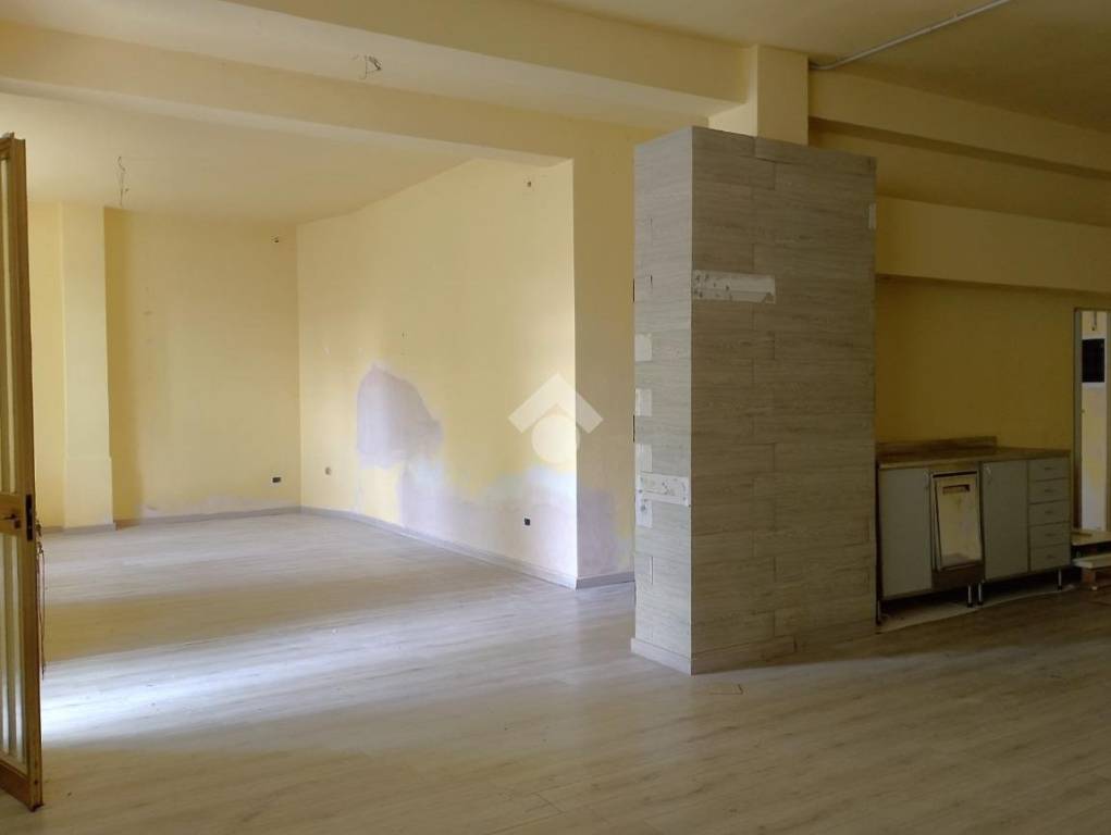 negozio in affitto a Cesenatico in zona Valverde