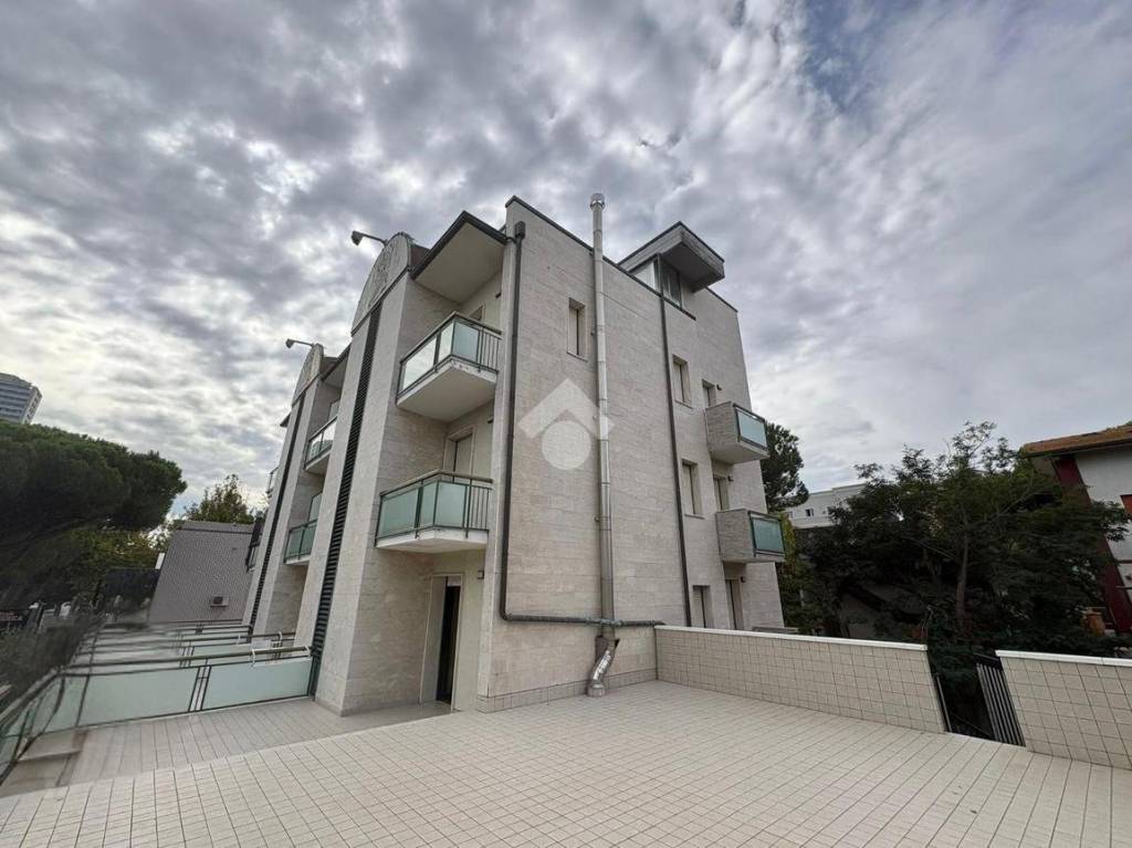 negozio in affitto a Cesenatico in zona Sala