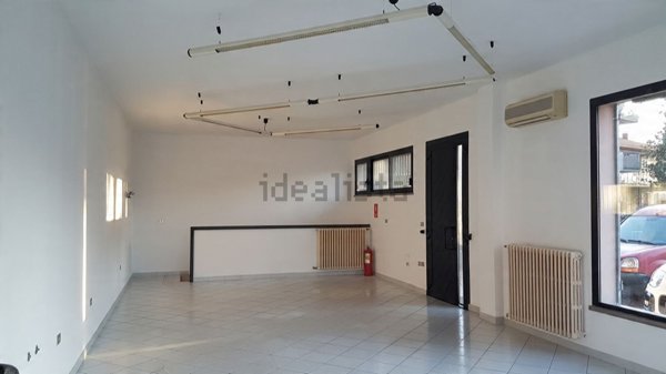 negozio in affitto a Cesenatico in zona Villalta