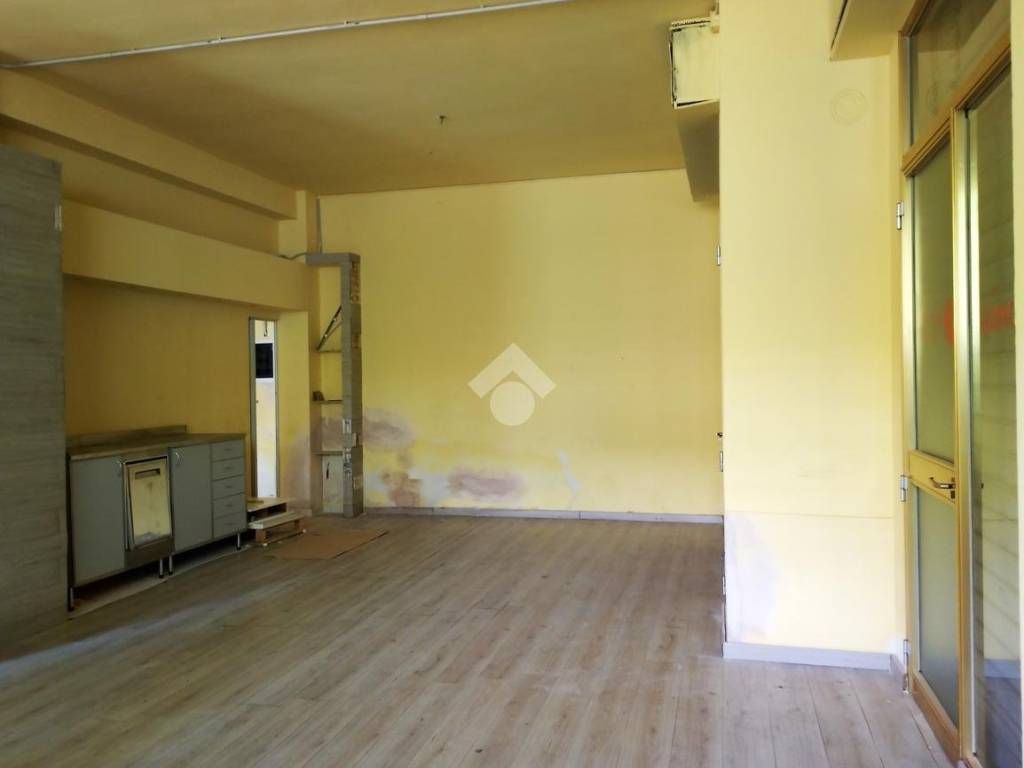 negozio in affitto a Cesenatico in zona Valverde