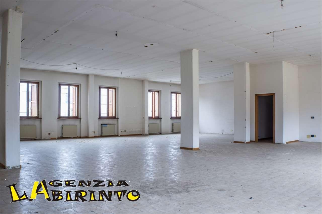locale commerciale in affitto a Forlì