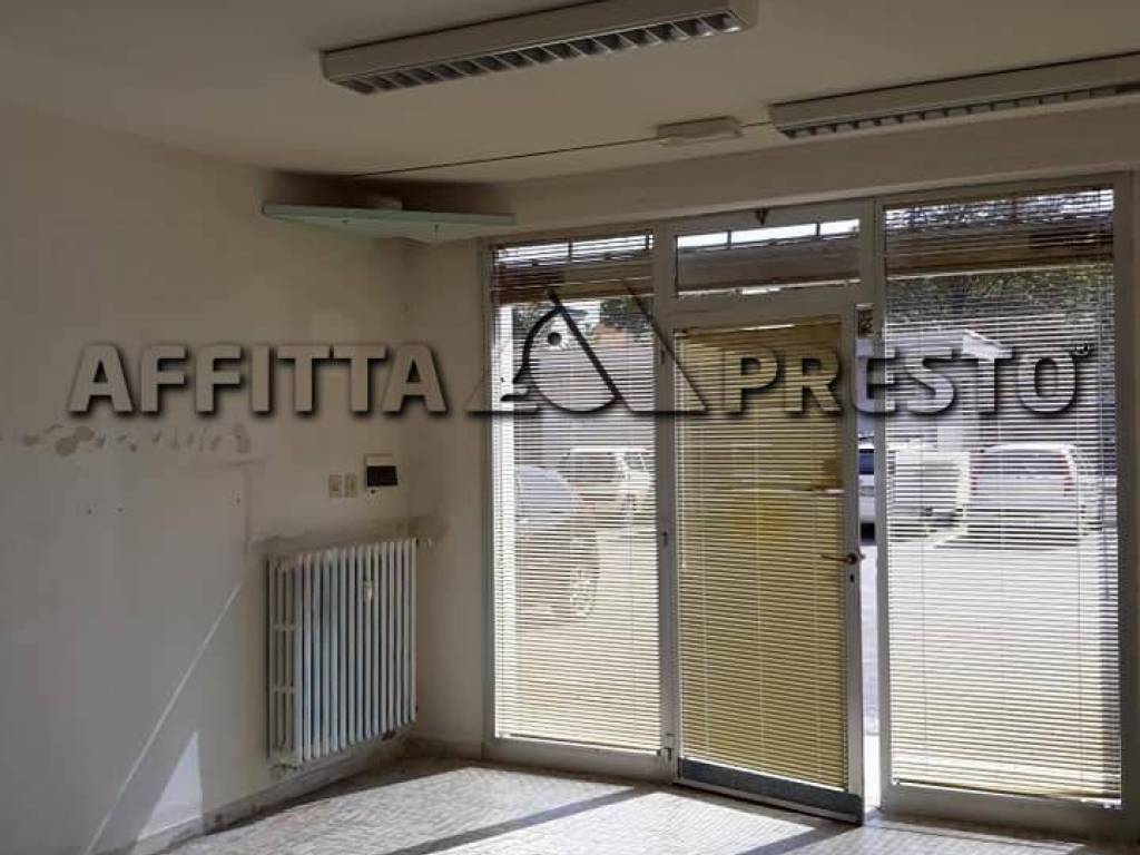 negozio in affitto a Forlì in zona Cava