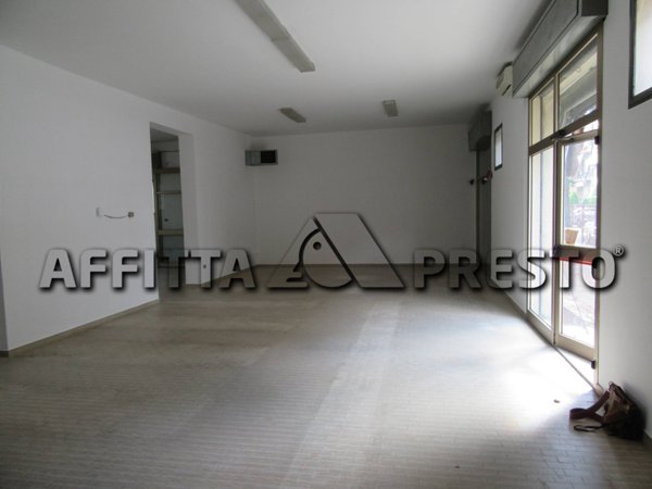 locale commerciale in affitto a Forlì