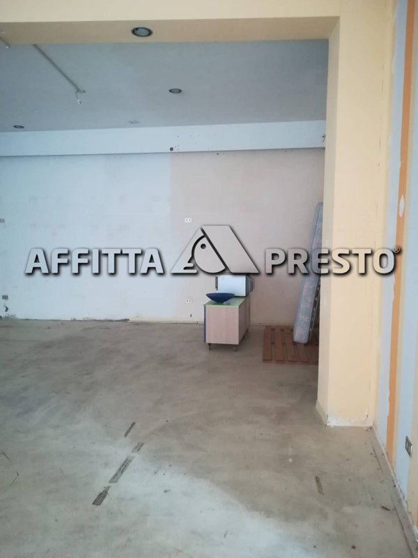 locale commerciale in affitto a Forlì