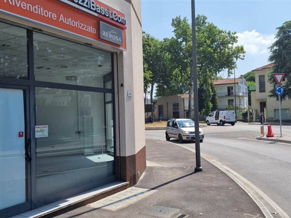 negozio in affitto a Forlì in zona San Benedetto