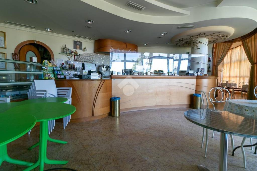 negozio in affitto a Forlì in zona Coriano