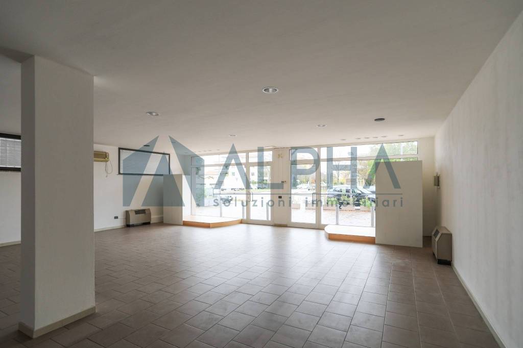 negozio in affitto a Forlì in zona Cava